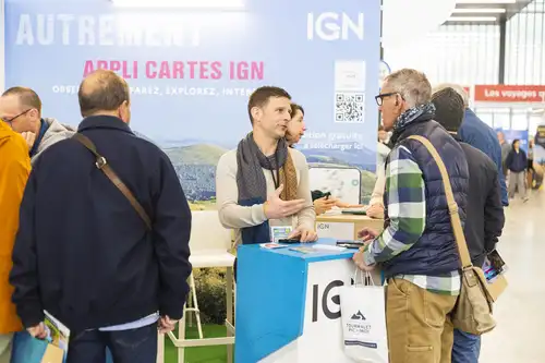un exposant discute avec un visiteur sur son stand