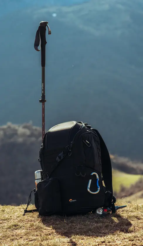 sac à dos et bâton de marche